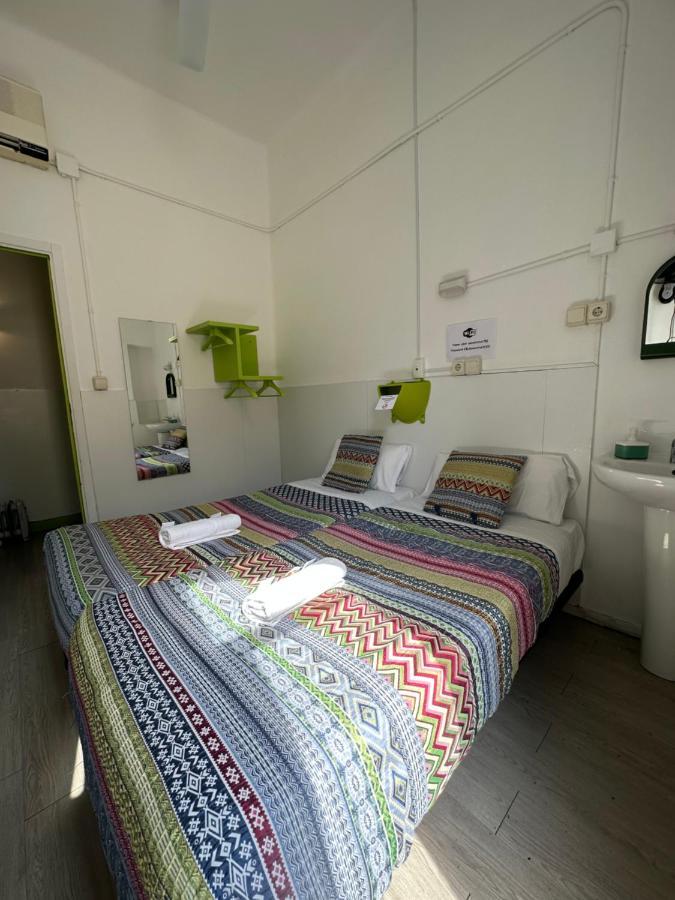 Central And Basic Universitat For Young Hostel Барселона Екстериор снимка