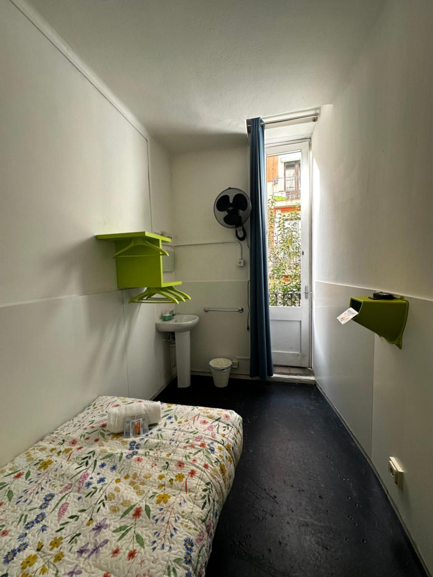 Central And Basic Universitat For Young Hostel Барселона Екстериор снимка