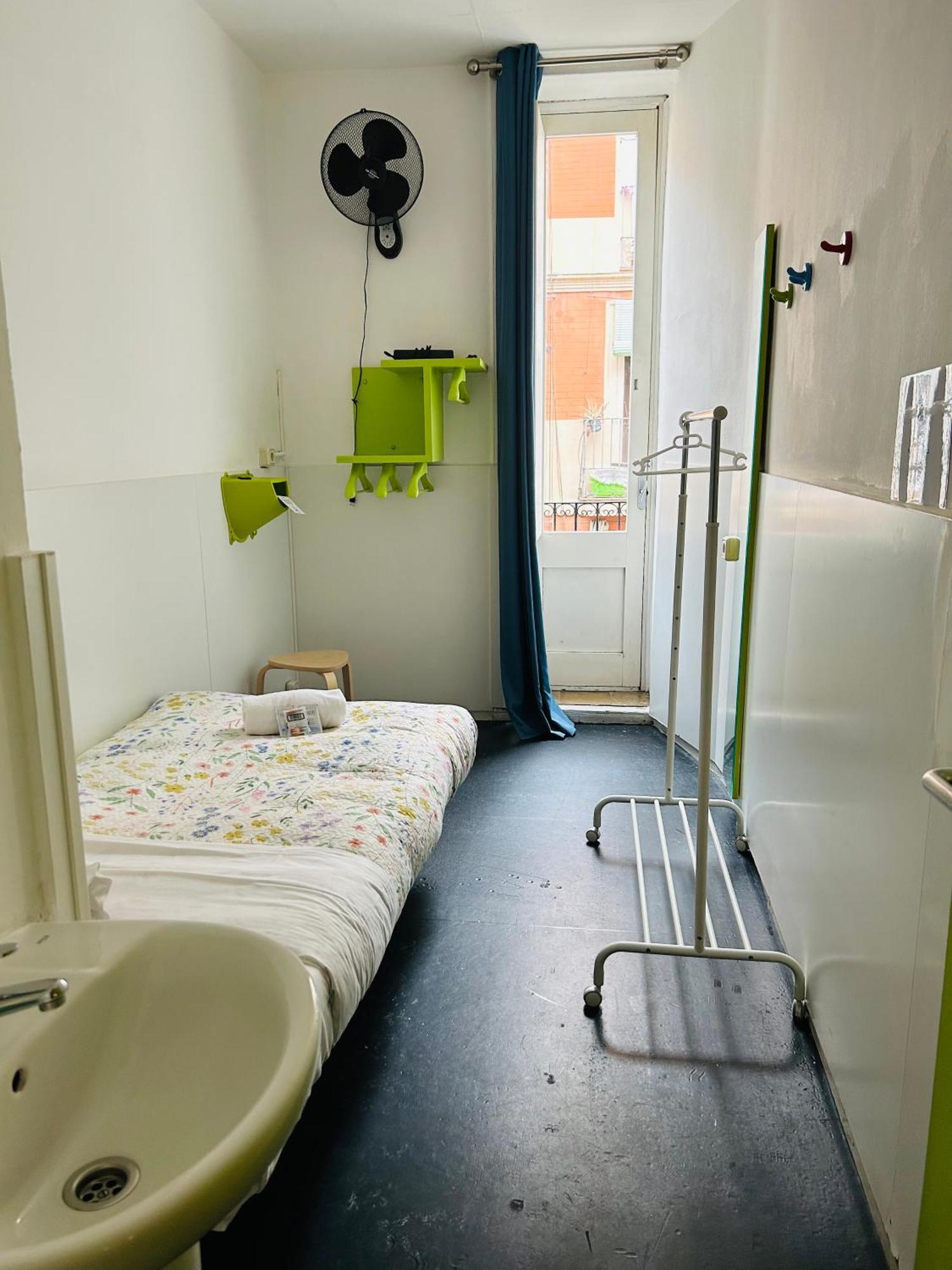 Central And Basic Universitat For Young Hostel Барселона Екстериор снимка