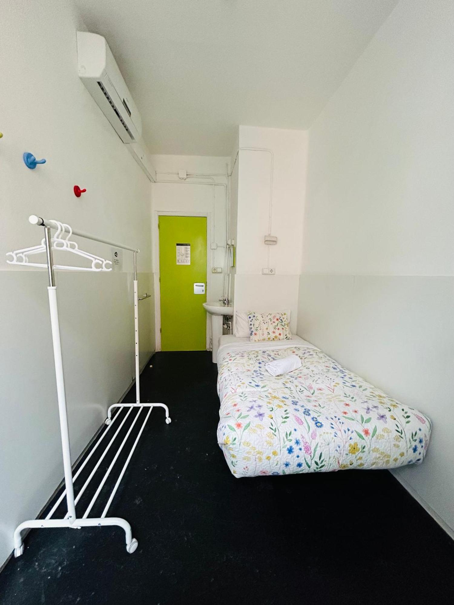 Central And Basic Universitat For Young Hostel Барселона Екстериор снимка