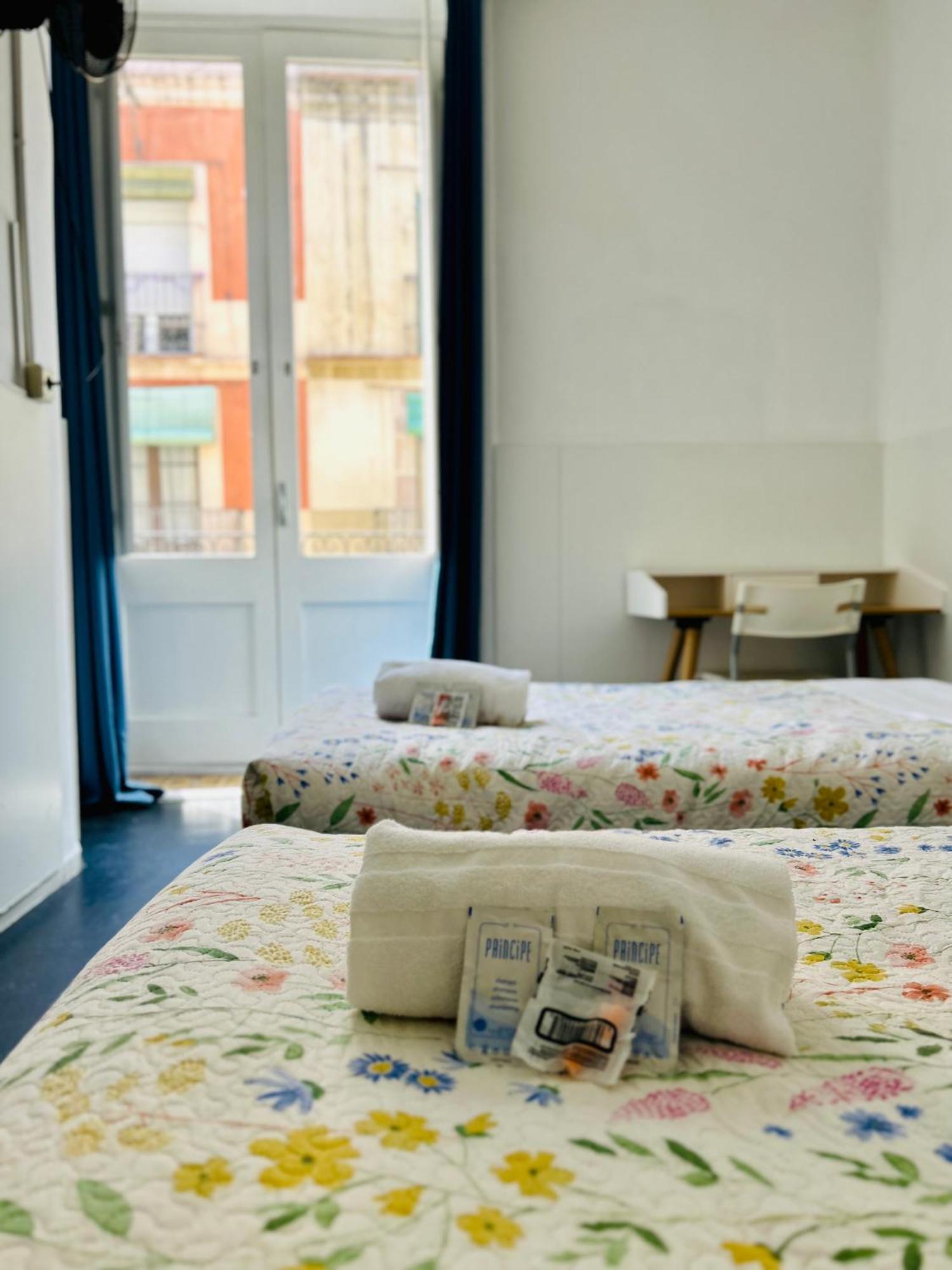 Central And Basic Universitat For Young Hostel Барселона Екстериор снимка