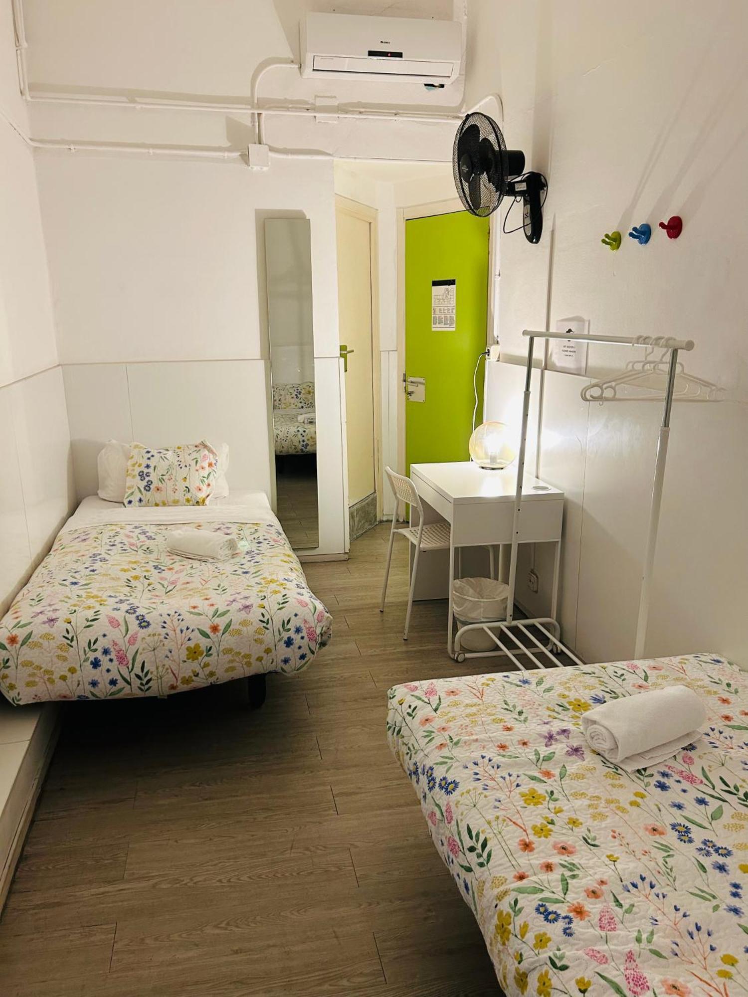 Central And Basic Universitat For Young Hostel Барселона Екстериор снимка