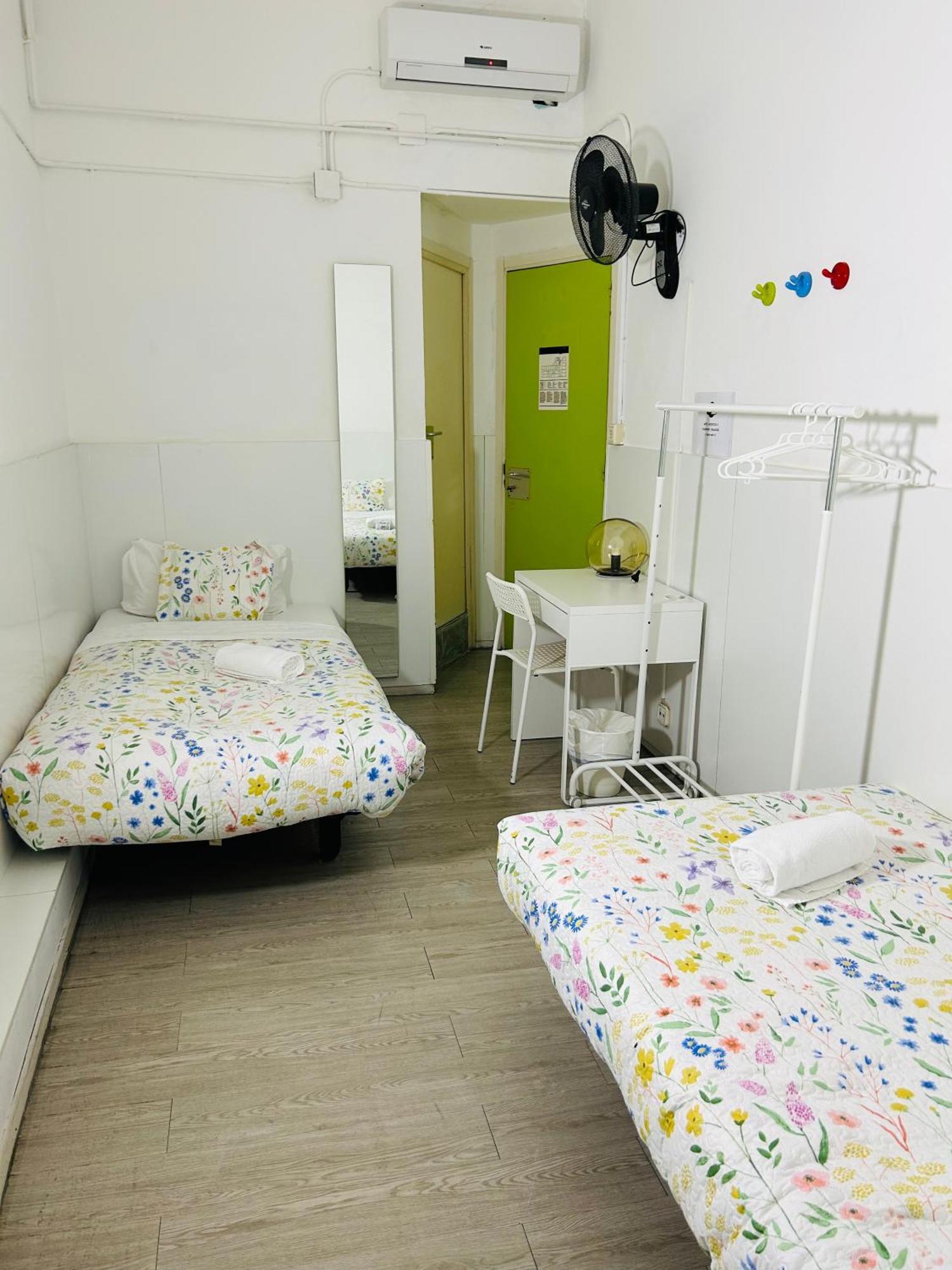 Central And Basic Universitat For Young Hostel Барселона Екстериор снимка