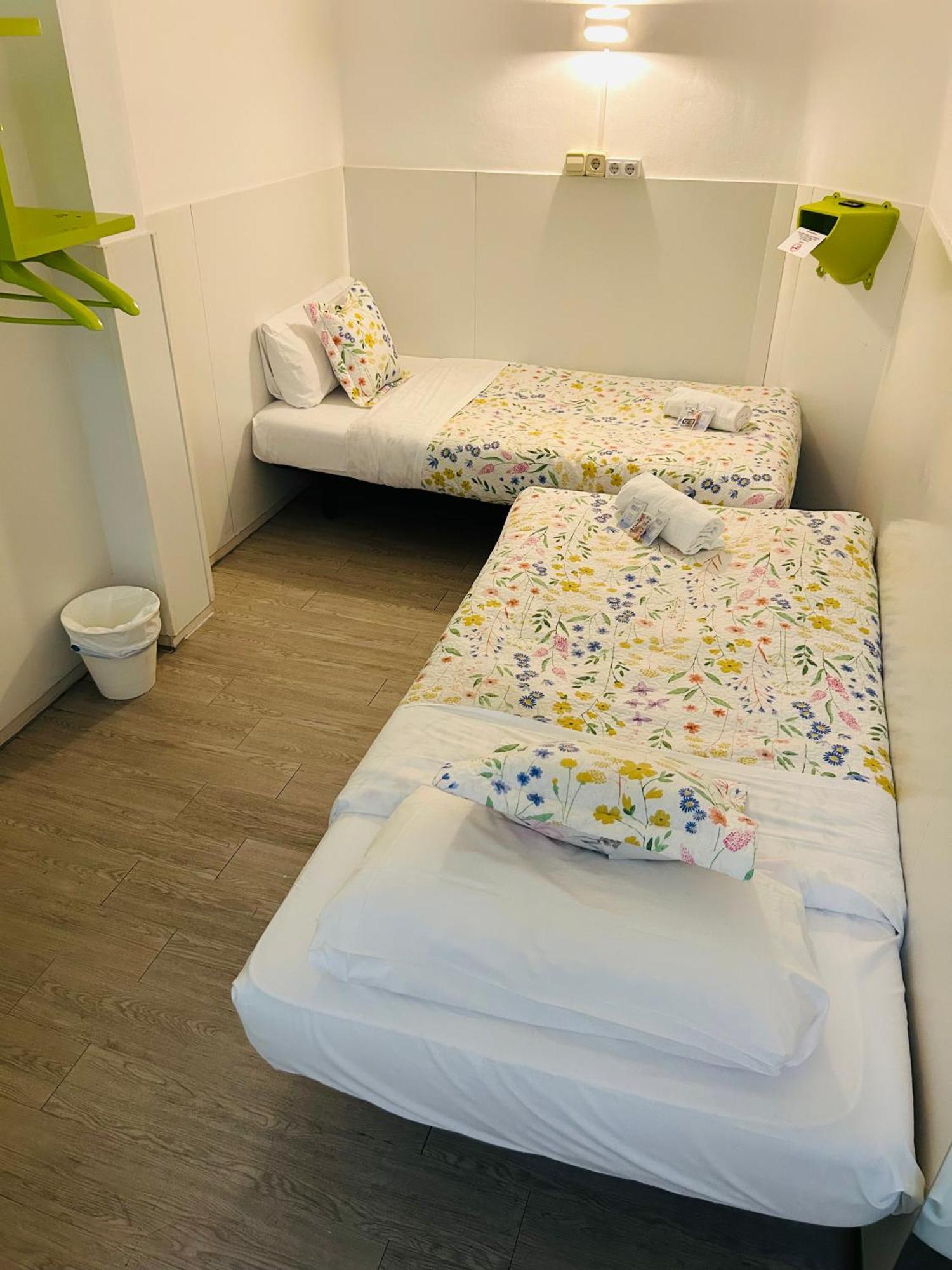 Central And Basic Universitat For Young Hostel Барселона Екстериор снимка