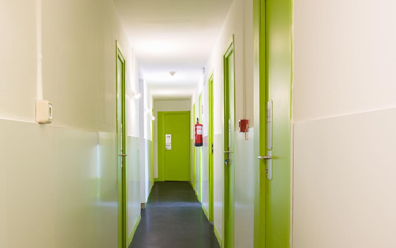 Central And Basic Universitat For Young Hostel Барселона Екстериор снимка