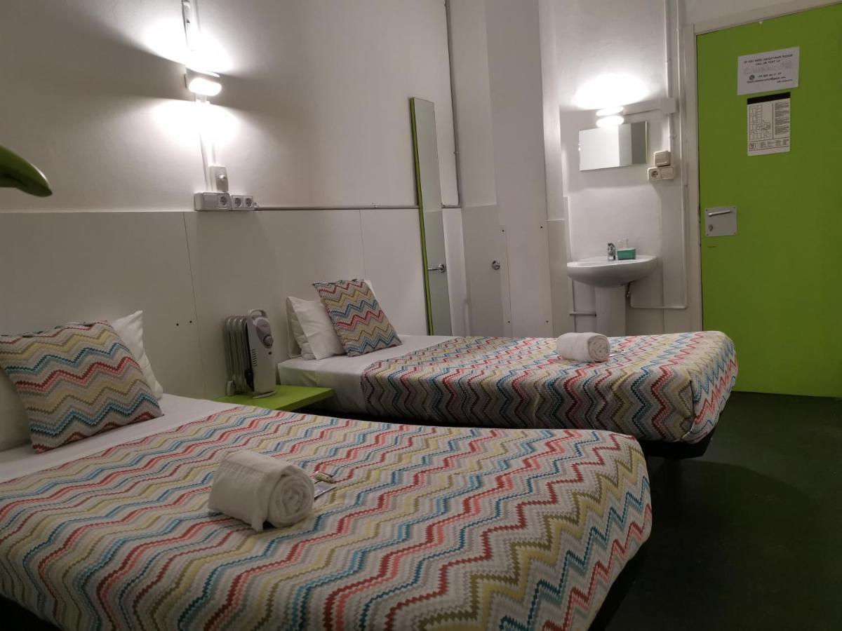 Central And Basic Universitat For Young Hostel Барселона Екстериор снимка